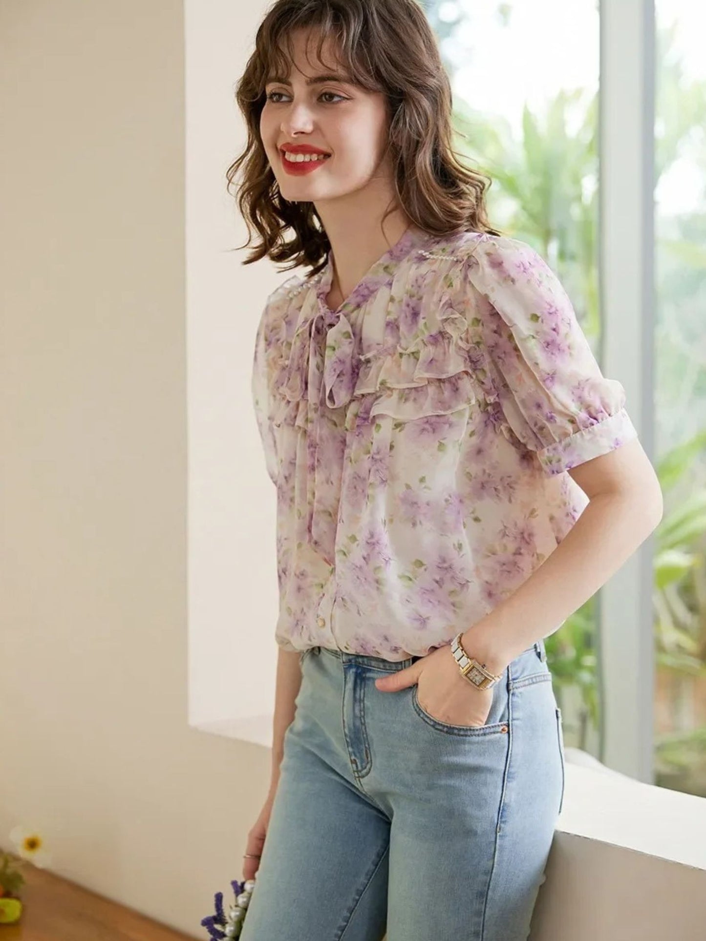Blomstret rosa topp stylet med lyseblå jeans og små øredobber